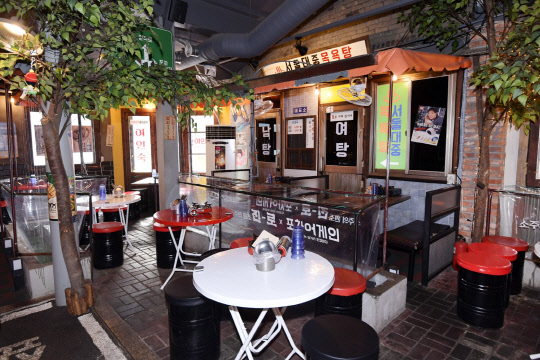 하이트진로가 강남과 홍대에 80년대 스타일의 주점 '두꺼비집'을 오픈했다. 작은 사진은 두꺼비집 홍대점 전경. 하이트진로 제공